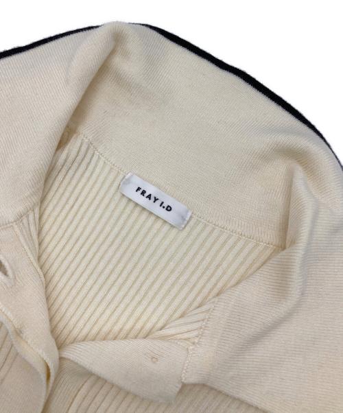 FRAY ID（フレイ アイディー）FRAY ID (フレイ アイディー) オープンポロカラーニットワンピース アイボリーの古着・服飾アイテム