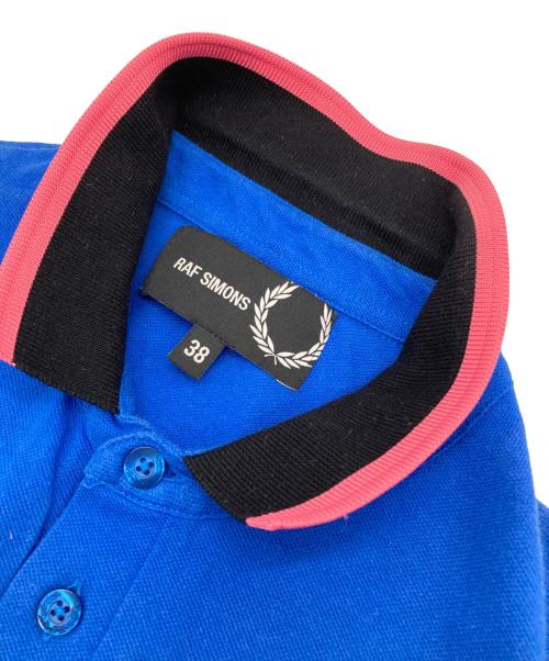 RAF SIMONS（ラフシモンズ）RAF SIMONS (ラフシモンズ) FRED PERRY (フレッドペリー) ロゴ刺繍ポロシャツ ブルー サイズ:38の古着・服飾アイテム