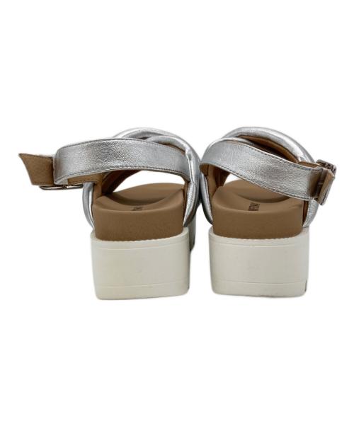 MINNETONKA（ミネトンカ）MINNETONKA (ミネトンカ) パデッドクロスストラップ サンダル シルバー サイズ:7の古着・服飾アイテム