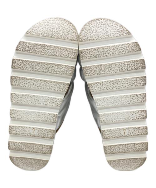 MINNETONKA（ミネトンカ）MINNETONKA (ミネトンカ) パデッドクロスストラップ サンダル シルバー サイズ:7の古着・服飾アイテム