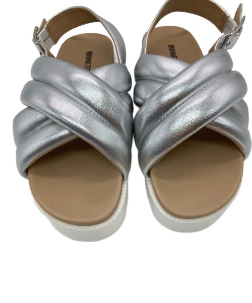 MINNETONKA（ミネトンカ）MINNETONKA (ミネトンカ) パデッドクロスストラップ サンダル シルバー サイズ:7の古着・服飾アイテム