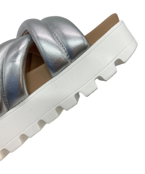 MINNETONKA（ミネトンカ）MINNETONKA (ミネトンカ) パデッドクロスストラップ サンダル シルバー サイズ:7の古着・服飾アイテム