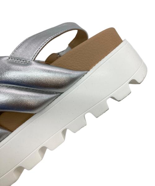 MINNETONKA（ミネトンカ）MINNETONKA (ミネトンカ) パデッドクロスストラップ サンダル シルバー サイズ:7の古着・服飾アイテム