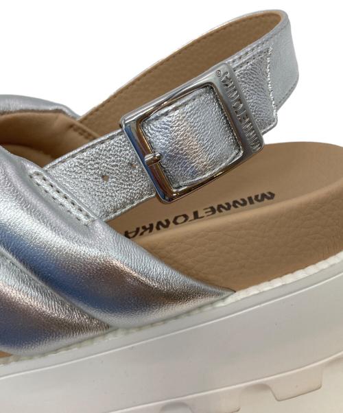 MINNETONKA（ミネトンカ）MINNETONKA (ミネトンカ) パデッドクロスストラップ サンダル シルバー サイズ:7の古着・服飾アイテム