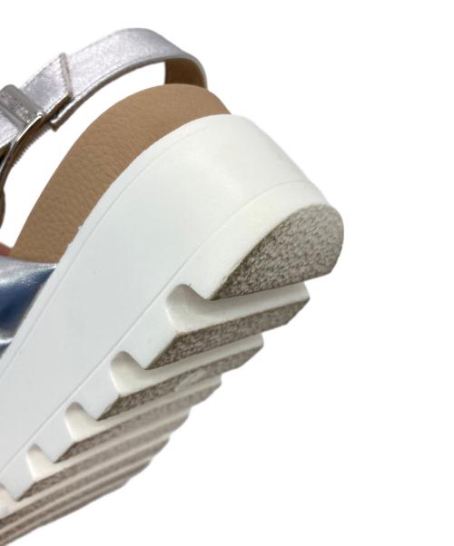 MINNETONKA（ミネトンカ）MINNETONKA (ミネトンカ) パデッドクロスストラップ サンダル シルバー サイズ:7の古着・服飾アイテム