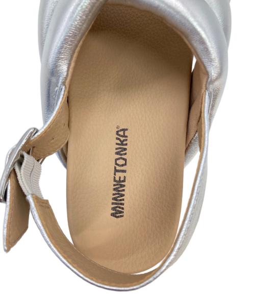 MINNETONKA（ミネトンカ）MINNETONKA (ミネトンカ) パデッドクロスストラップ サンダル シルバー サイズ:7の古着・服飾アイテム