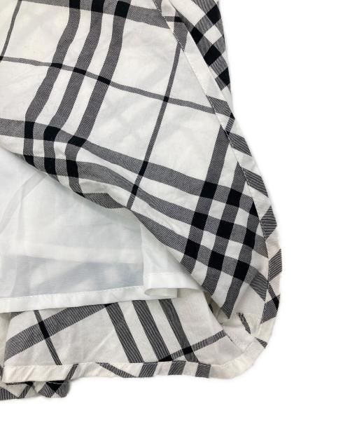 BURBERRY BLUE LABEL（バーバリー ブルー レーベル）BURBERRY BLUE LABEL (バーバリー ブルー レーベル) キャミソールワンピース ホワイト×ブラック サイズ:38の古着・服飾アイテム