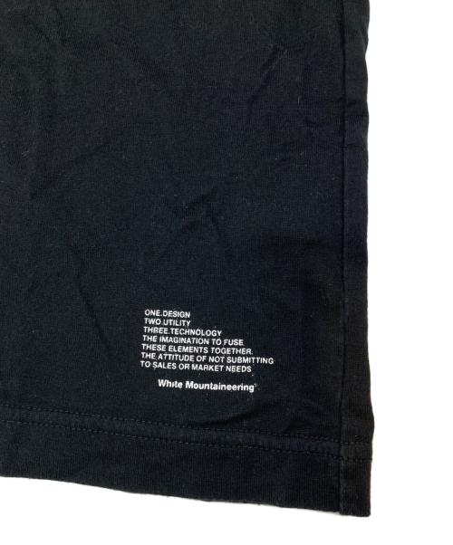 WHITE MOUNTAINEERING（ホワイトマウンテ二アニング）WHITE MOUNTAINEERING (ホワイトマウンテ二アニング) LOGO PRINTED T-SHIRT ブラック サイズ:3の古着・服飾アイテム