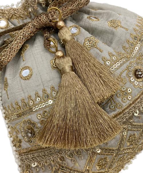 ne quittez pas（ヌキテパ）ne quittez pas (ヌキテパ) 刺繍ポシェット ベージュ 未使用品の古着・服飾アイテム