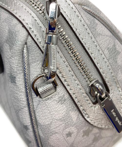 Kate Spade（ケイトスペード）Kate Spade (ケイトスペード) スペードフラワー スター トス ドリー ダッフル クロスボディ シルバー×ホワイトの古着・服飾アイテム