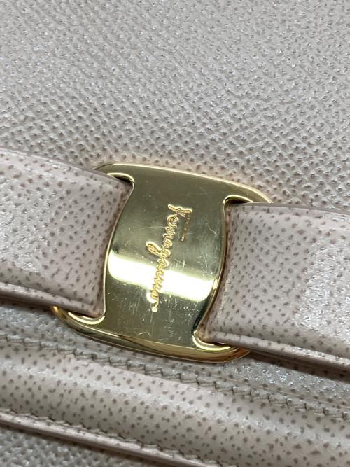 Salvatore Ferragamo（サルヴァトーレ フェラガモ）Salvatore Ferragamo (サルヴァトーレ フェラガモ) VARAチェーンショルダーバッグ ベージュの古着・服飾アイテム