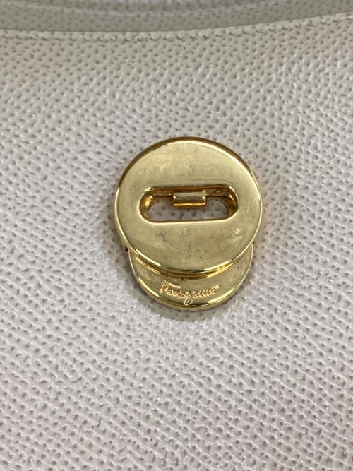 Salvatore Ferragamo（サルヴァトーレ フェラガモ）Salvatore Ferragamo (サルヴァトーレ フェラガモ) VARAチェーンショルダーバッグ ベージュの古着・服飾アイテム
