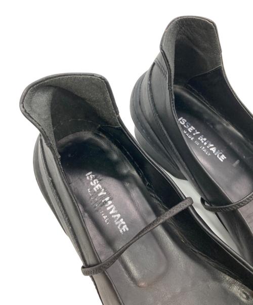 ISSEY MIYAKE（イッセイミヤケ）ISSEY MIYAKE (イッセイミヤケ) レザーストラップバレエシューズ ブラック サイズ:36の古着・服飾アイテム