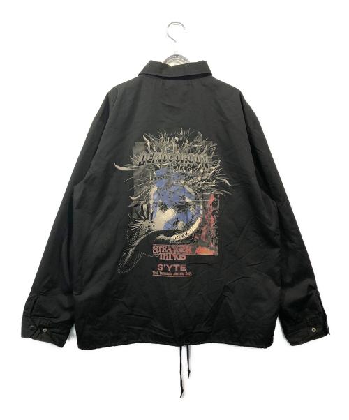 s'yte（サイト）s'yte (サイト) STRANGER THINGS (ストレンジャーシングス) Withered Flower Crow Coach Jacket ブラック サイズ:Sの古着・服飾アイテム