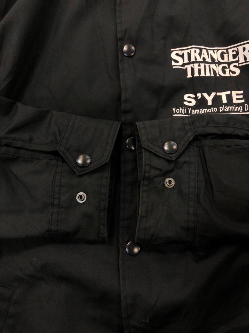s'yte（サイト）s'yte (サイト) STRANGER THINGS (ストレンジャーシングス) Withered Flower Crow Coach Jacket ブラック サイズ:Sの古着・服飾アイテム