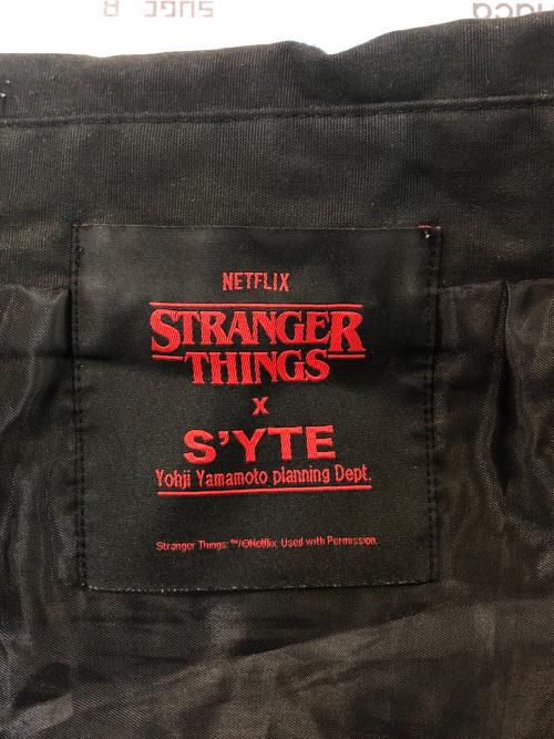 s'yte（サイト）s'yte (サイト) STRANGER THINGS (ストレンジャーシングス) Withered Flower Crow Coach Jacket ブラック サイズ:Sの古着・服飾アイテム