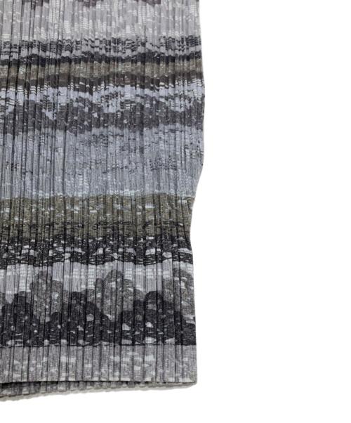 PLEATS PLEASE（プリーツプリーズ）PLEATS PLEASE (プリーツプリーズ) 転写プリントプリーツカットソー グレー サイズ:4の古着・服飾アイテム