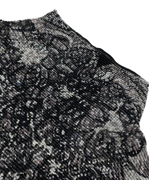 ISSEY MIYAKE me（イッセイ ミヤケ ミー）ISSEY MIYAKE me (イッセイ ミヤケ ミー) MIMI YOKOO POMEGRANATEブラウス(ミニ　ヨコオ　ポムグラネイト　ブラウス) ブラック サイズ:FREEの古着・服飾アイテム