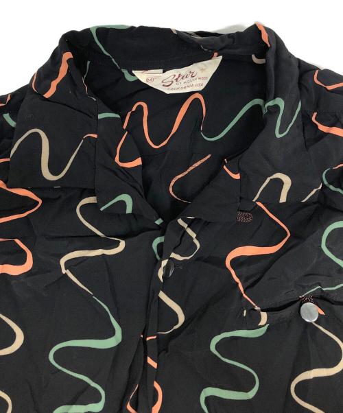 Star OF HOLLYWOOD（スターオブハリウッド）Star OF HOLLYWOOD (スターオブハリウッド) WAVY STRIPE レーヨンシャツ ブラック サイズ:Mの古着・服飾アイテム