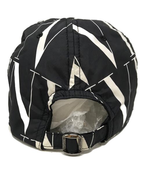 VALENTINO GARAVANI（ヴァレンティノ・ガラヴァーニ）VALENTINO GARAVANI (ヴァレンティノ・ガラヴァーニ) VLTNタイムズベースボールキャップ ブラックの古着・服飾アイテム