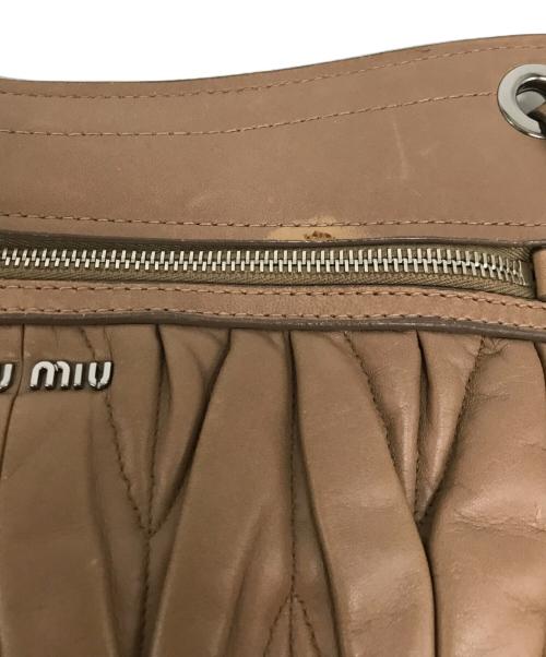 MIU MIU（ミュウミュウ）MIU MIU (ミュウミュウ) マテラッセチェーンショルダーバッグ ブラウンの古着・服飾アイテム