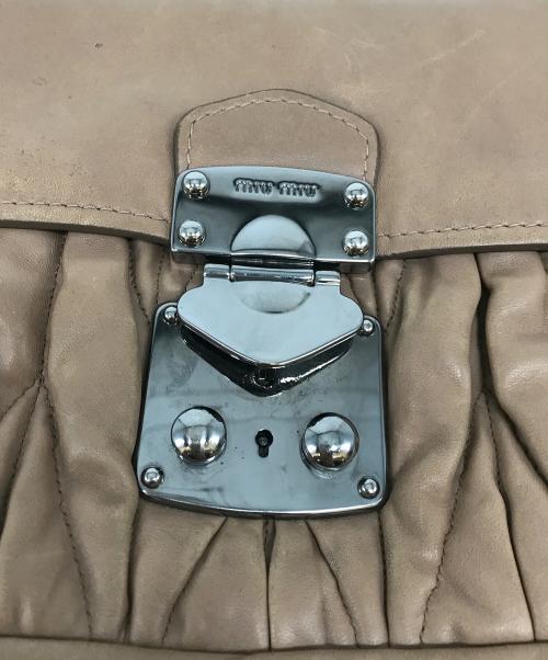 MIU MIU（ミュウミュウ）MIU MIU (ミュウミュウ) マテラッセチェーンショルダーバッグ ブラウンの古着・服飾アイテム
