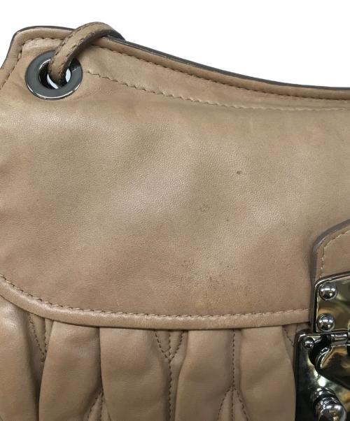 MIU MIU（ミュウミュウ）MIU MIU (ミュウミュウ) マテラッセチェーンショルダーバッグ ブラウンの古着・服飾アイテム