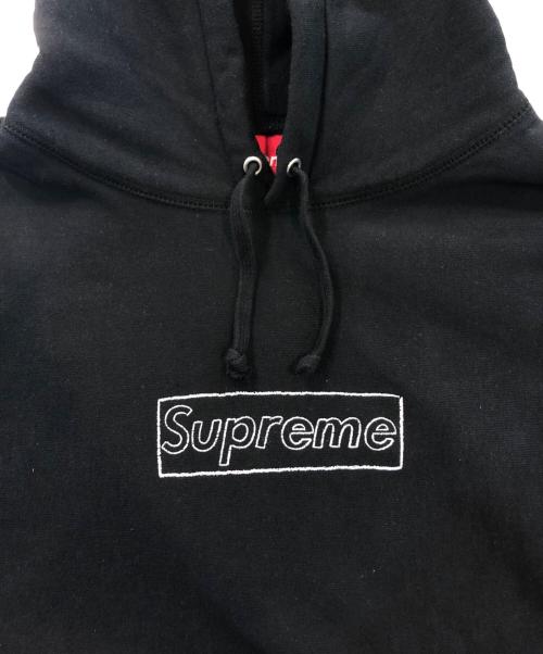 SUPREME（シュプリーム）SUPREME (シュプリーム) KAWS (カウズ) カウズチョークボックロゴプルオーバーパーカー ブラック サイズ:Lの古着・服飾アイテム
