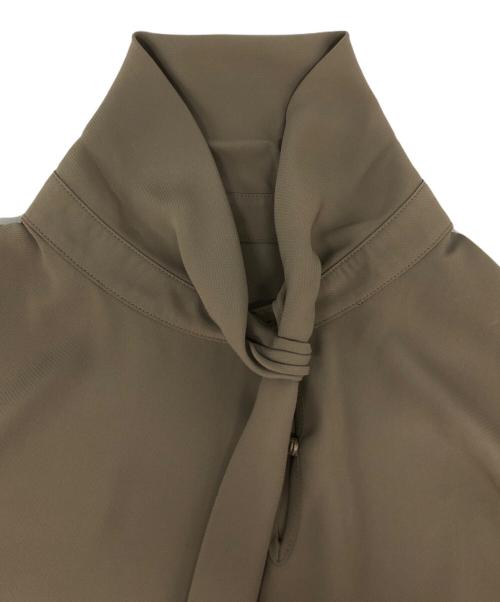icB（アイシービー）icB (アイシービー) バックサテンアムンゼンボウタイブラウス ベージュ サイズ:XSの古着・服飾アイテム