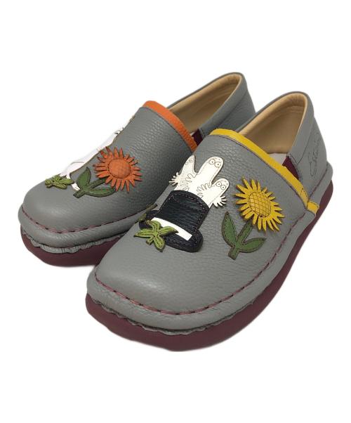 estacion（エスタシオ）estacion (エスタシオ) MOOMIN (ムーミン) ムーミン＆ニョロニョロモチーフ本革スリッポン グレー サイズ:Mの古着・服飾アイテム