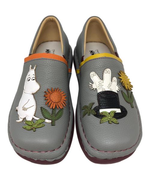 estacion（エスタシオ）estacion (エスタシオ) MOOMIN (ムーミン) ムーミン＆ニョロニョロモチーフ本革スリッポン グレー サイズ:Mの古着・服飾アイテム