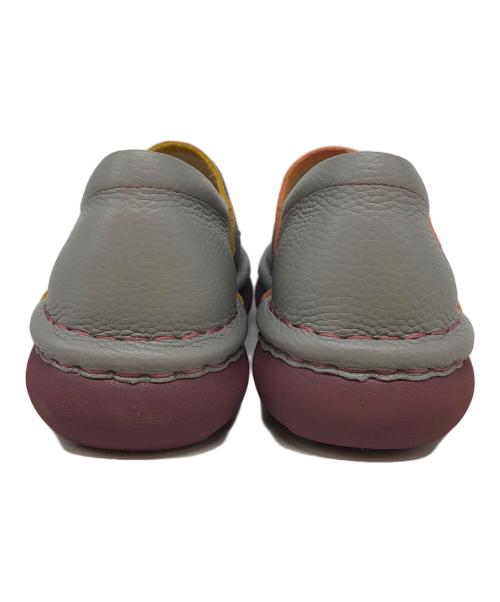 estacion（エスタシオ）estacion (エスタシオ) MOOMIN (ムーミン) ムーミン＆ニョロニョロモチーフ本革スリッポン グレー サイズ:Mの古着・服飾アイテム