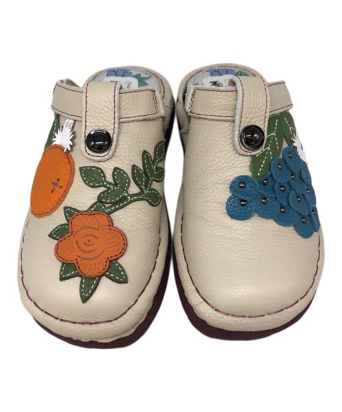 estacion（エスタシオ）estacion (エスタシオ) MOOMIN (ムーミン) ニョロニョロ×フルーツモチーフ本革サボシューズ アイボリー サイズ:sの古着・服飾アイテム