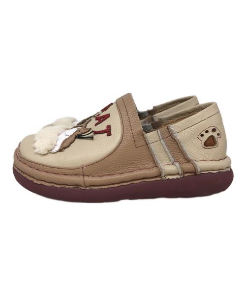 estacion（エスタシオ）estacion (エスタシオ) ネコちゃんモチーフ本革スリッポンシューズ ベージュ サイズ:Lの古着・服飾アイテム