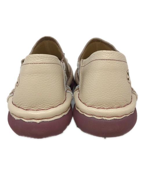 estacion（エスタシオ）estacion (エスタシオ) ネコちゃんモチーフ本革スリッポンシューズ ベージュ サイズ:Lの古着・服飾アイテム