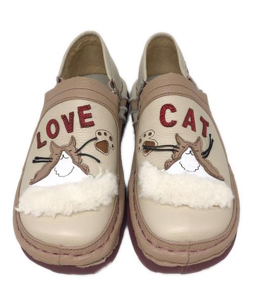estacion（エスタシオ）estacion (エスタシオ) ネコちゃんモチーフ本革スリッポンシューズ ベージュ サイズ:Lの古着・服飾アイテム