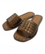 BOTTEGA VENETAボッテガベネタ）の古着「イントレチャートサンダル」｜ブラウン