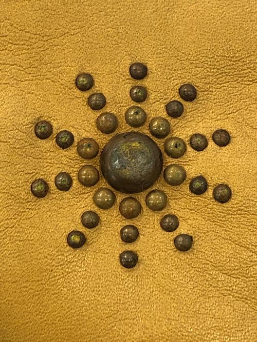 RockyMountainFeatherBed（ロッキーマウンテンフェザーベッド）RockyMountainFeatherBed (ロッキーマウンテンフェザーベッド) HTC (エイチティーシー) スタッズChristy VEST ベージュ サイズ:SIZE 38の古着・服飾アイテム