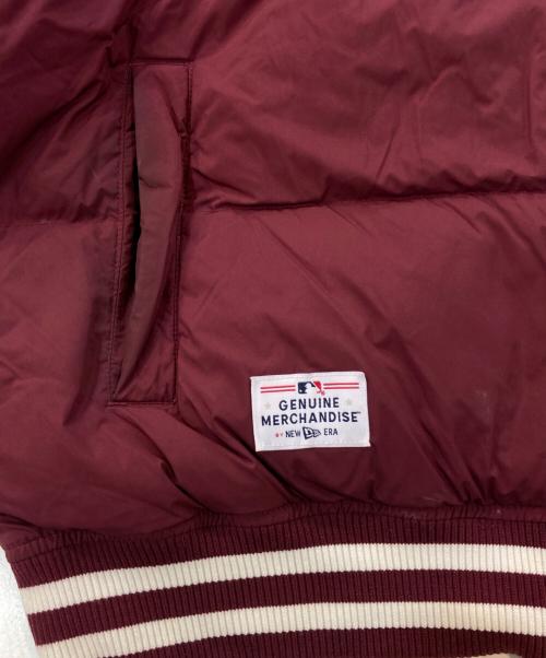 New Era（ニューエラ）New Era (ニューエラ) GENUINE MERCHANDISE (ジェニュイン マーチャンダイズ) スタジャンデザインダウンジャケット レッド サイズ:SIZE XLの古着・服飾アイテム