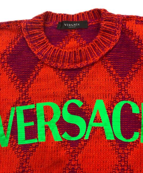 VERSACE（ヴェルサーチェ）VERSACE (ヴェルサーチェ) ロゴプリントアーガイルニット レッド×パープル サイズ:SIZE 48の古着・服飾アイテム