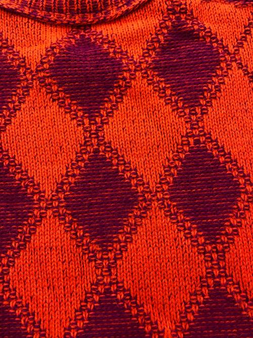 VERSACE（ヴェルサーチェ）VERSACE (ヴェルサーチェ) ロゴプリントアーガイルニット レッド×パープル サイズ:SIZE 48の古着・服飾アイテム