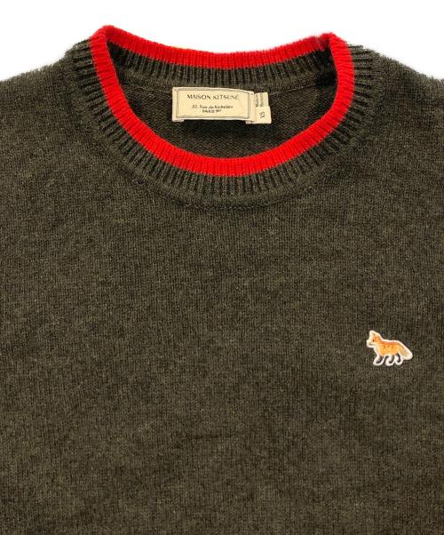 maison kitsune（メゾンキツネ）MAISON KITSUNE (メゾンキツネ) フォックスワッペンクルーネックニット カーキ サイズ:XSの古着・服飾アイテム