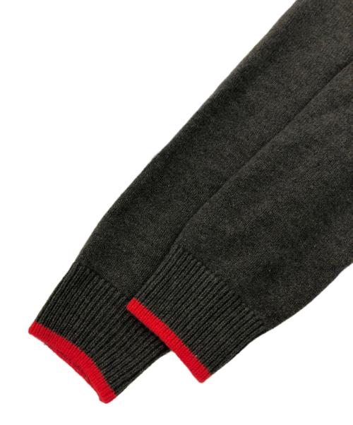 maison kitsune（メゾンキツネ）MAISON KITSUNE (メゾンキツネ) フォックスワッペンクルーネックニット カーキ サイズ:XSの古着・服飾アイテム