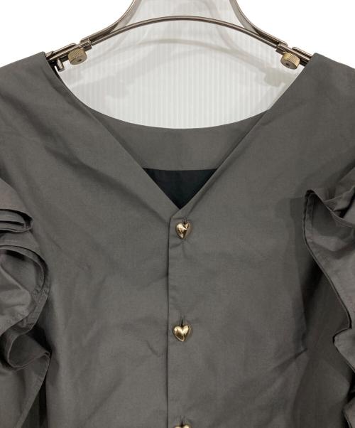iDea Luce（イデア ルーチェ）IDEA LUCE (イデア ルーチェ) 金ハート釦フリルスリーブシャツ グレー サイズ:Fの古着・服飾アイテム