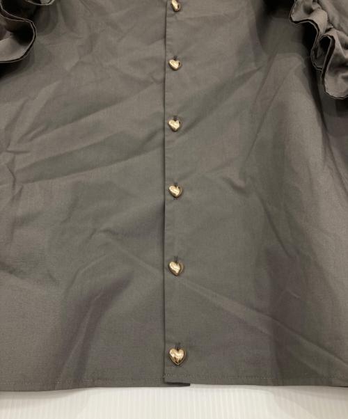 iDea Luce（イデア ルーチェ）IDEA LUCE (イデア ルーチェ) 金ハート釦フリルスリーブシャツ グレー サイズ:Fの古着・服飾アイテム