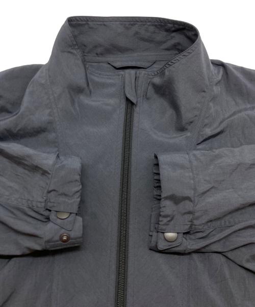 YLEVE（イレーヴ）YLEVE (イレーヴ) ナイロンシルクスタンドカラージップブルゾン グレー サイズ:3の古着・服飾アイテム