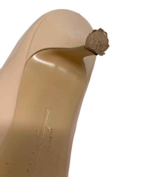Salvatore Ferragamo（サルヴァトーレ フェラガモ）Salvatore Ferragamo (サルヴァトーレ フェラガモ) ヴァラエナメルヒールパンプス ベージュ サイズ:6の古着・服飾アイテム