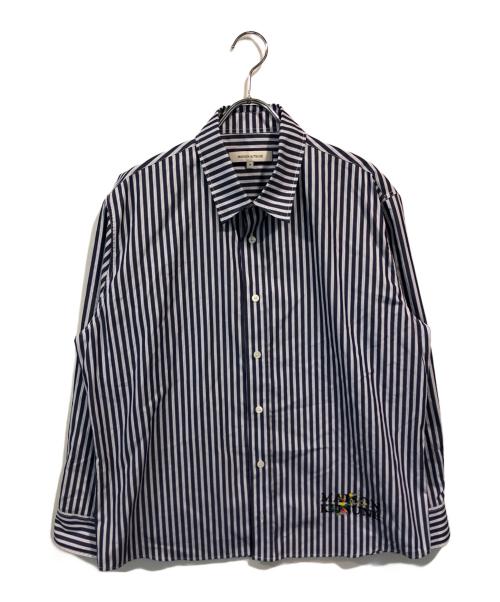 maison kitsune（メゾンキツネ）MAISON KITSUNE (メゾンキツネ) CASUAL SHIRT IN STRIPED COTTON WITH LOGO FLOWER EMBROIDERY ブルー サイズ:Mの古着・服飾アイテム