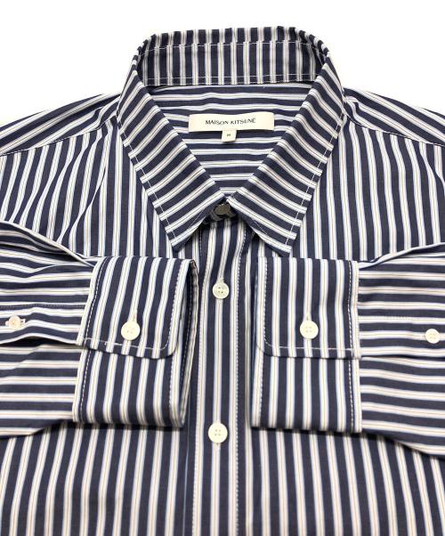 maison kitsune（メゾンキツネ）MAISON KITSUNE (メゾンキツネ) CASUAL SHIRT IN STRIPED COTTON WITH LOGO FLOWER EMBROIDERY ブルー サイズ:Mの古着・服飾アイテム