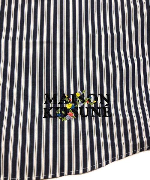 maison kitsune（メゾンキツネ）MAISON KITSUNE (メゾンキツネ) CASUAL SHIRT IN STRIPED COTTON WITH LOGO FLOWER EMBROIDERY ブルー サイズ:Mの古着・服飾アイテム